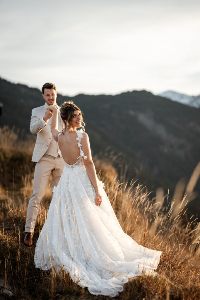 Brautpaar beim stilvoll heiraten in den Alpen auf der Zugspitze